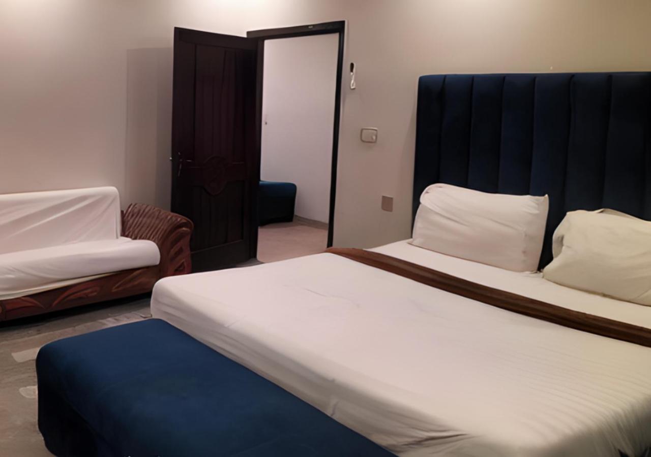 Hotel Day In Emporium Лахор Екстер'єр фото